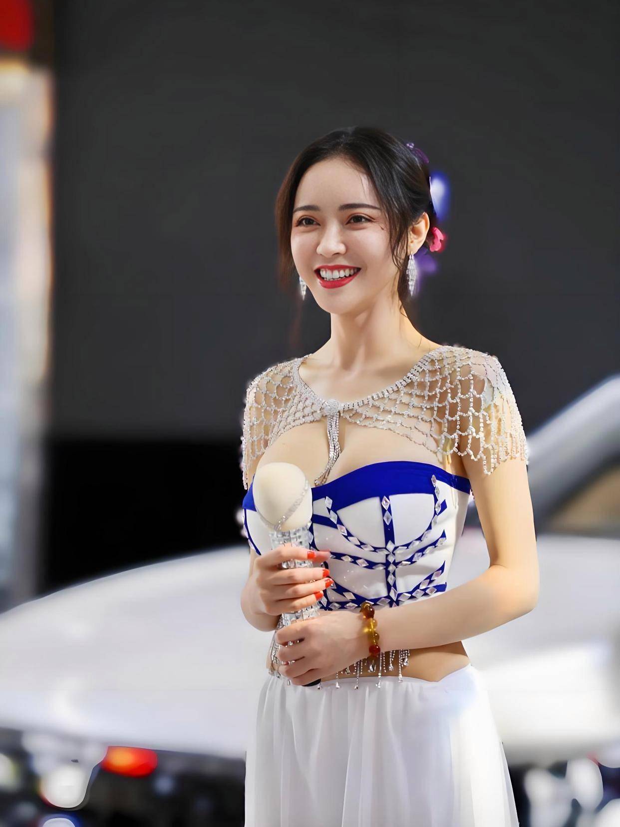 电影这魔鬼身材不愧是模特出身！爱游戏app潘春春最惊艳的3部(图3)